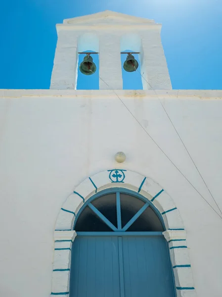 그리스의 모로스 섬에는 전통적 교회푸른 배경에 비추어 종교적 목적지 수직적 — 스톡 사진