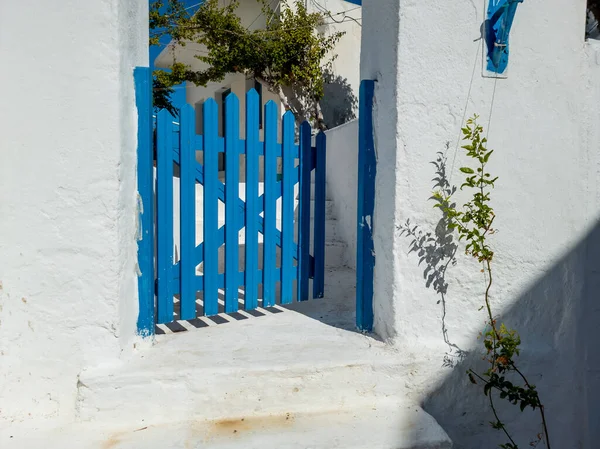 Modré Dřevo Otevřelo Bránu Bílého Plotu Tradiční Budovy Ostrov Koufonisia — Stock fotografie