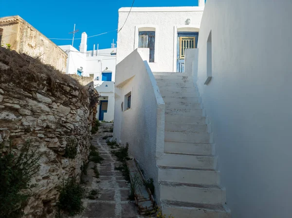 Whitewashed Edifícios Escadas Vazias Calçada Estreita Beco Ensolarado Dia Kythnos — Fotografia de Stock