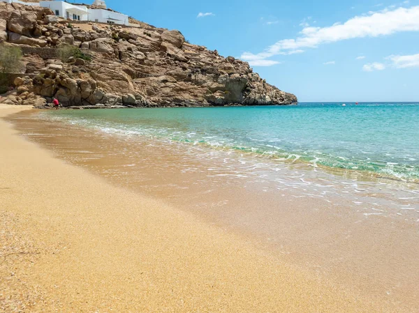 Trasparente Egeo Mare Calmo Spiaggia Sabbiosa Vuota Sfondo Azzurro Cielo — Foto Stock