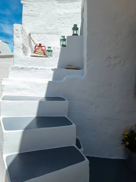 Λευκό Κτίριο Άδειο Στενό Μισοηλιόλουστο Πέτρινο Διακοσμητικό Φανάρι Παραδοσιακή Ελληνική Εικόνα Αρχείου