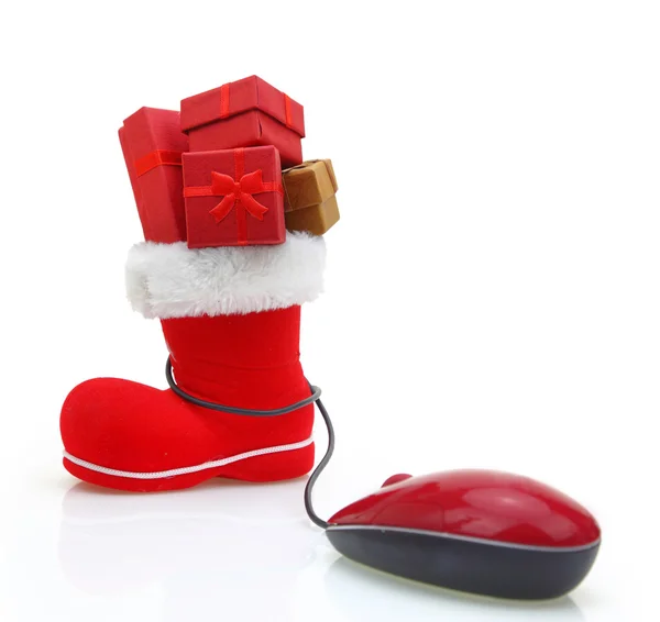 Weihnachtsmann-Stiefel mit Geschenkschachteln, die mit einer Computermaus verbunden sind — Stockfoto