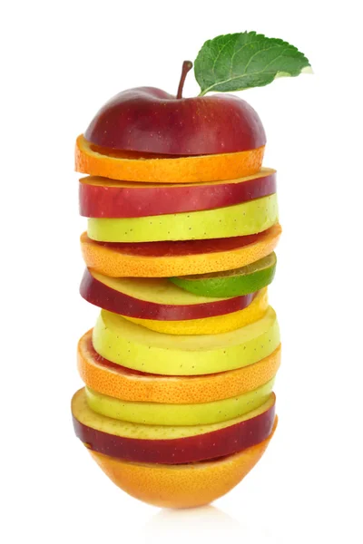 Friss vegyes szelet gyümölcsöt egy sorban — Stock Fotó