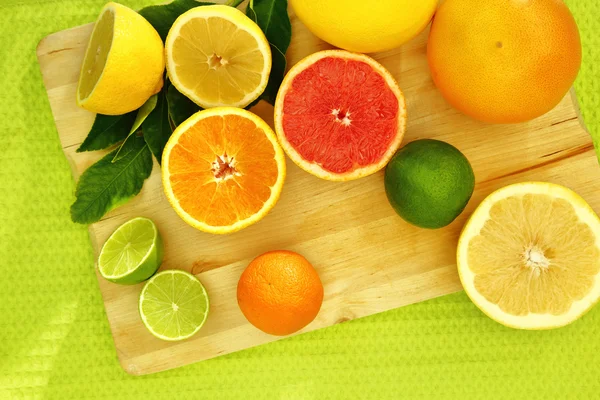 Fresh citrus fruit on a wooden tray — Stock Photo, Image