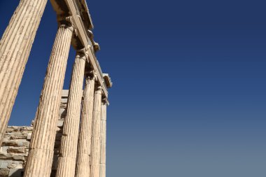 Mavi gökyüzü ile boşluk izole Harabeleri