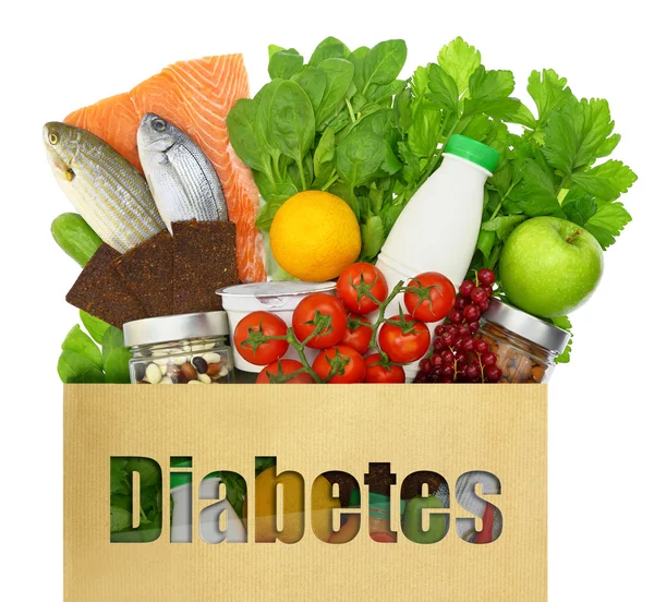 Паперовий мішок зі словом "діабет", наповнений здоровою їжею — стокове фото