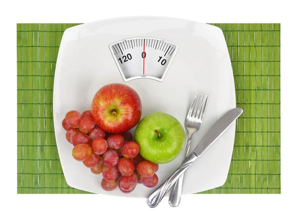 Fruta fresca en un plato con báscula de pesaje — Foto de Stock