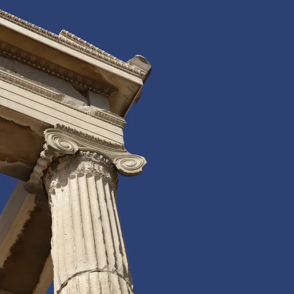 Ruines isolées sur ciel bleu avec copie-espace — Photo