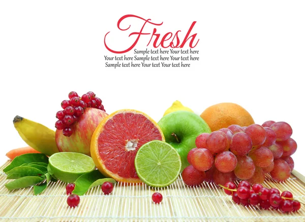 Frutas frescas aisladas en blanco y espacio de copia — Foto de Stock