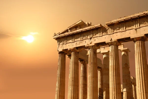 Ruinas aisladas al atardecer cielo anaranjado con espacio de copia — Foto de Stock