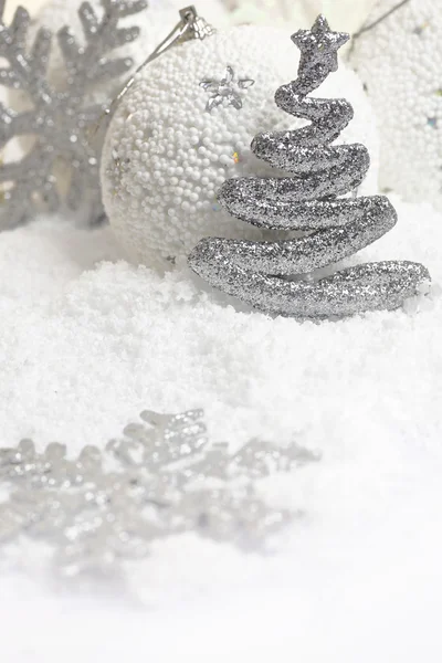 Enfeites de Natal no fundo branco nevado — Fotografia de Stock