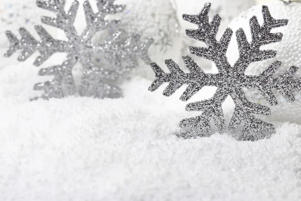 Flocons de neige de Noël sur fond blanc enneigé — Photo