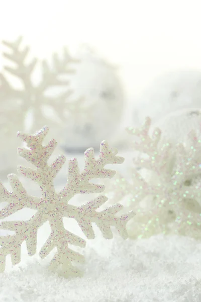Jul snöflingor på vit snöiga bakgrund — Stockfoto