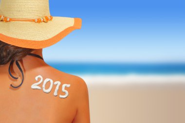 kadının arkasında yazılı 2015