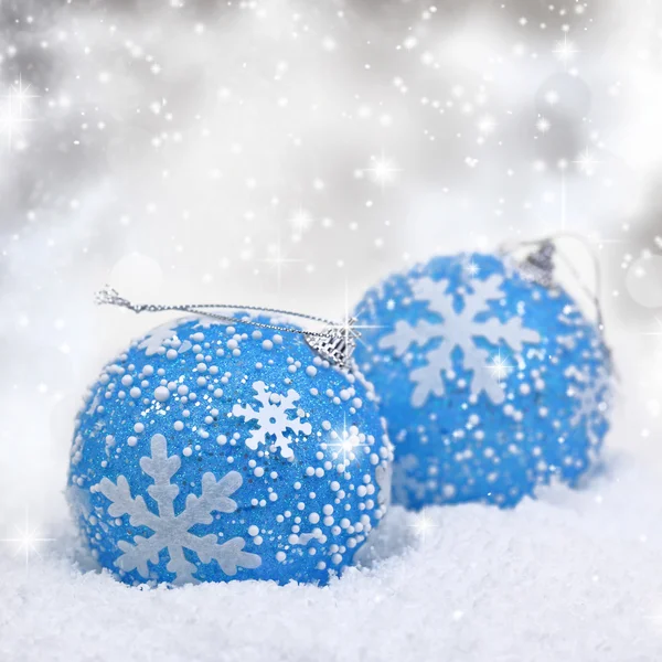 雪の上の青いクリスマス ボール — ストック写真