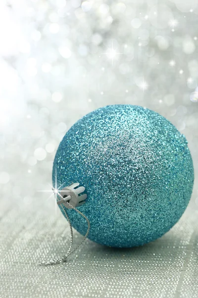 Bola azul de Navidad en un fondo brillante — Foto de Stock