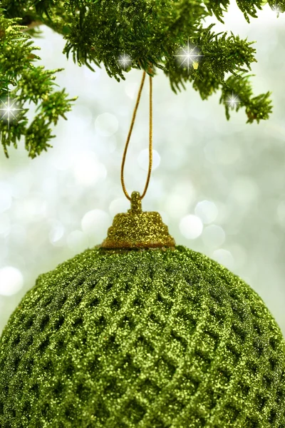Boże Narodzenie zielony piłka zwisające z gałęzi — Zdjęcie stockowe