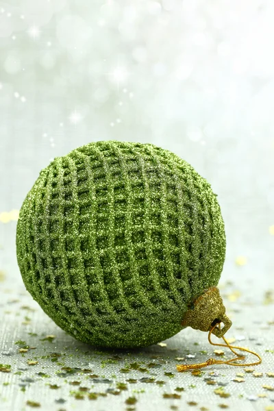 Χριστούγεννα Πράσινη μπάλα σε ένα λαμπρά φόντο — Φωτογραφία Αρχείου