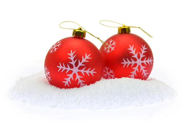 Bolas de Natal na neve isolada no branco — Fotografia de Stock