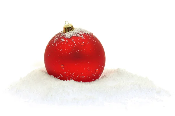 Рождественский шар на снегу изолирован на белом — стоковое фото