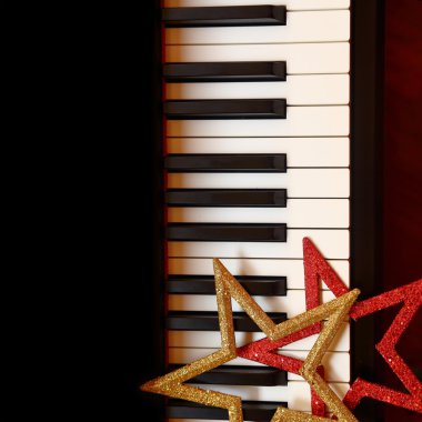 Noel süsler piyano tuşlarını