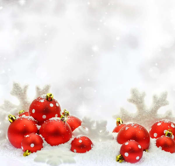 Ozdoby świąteczne na śniegu — Zdjęcie stockowe