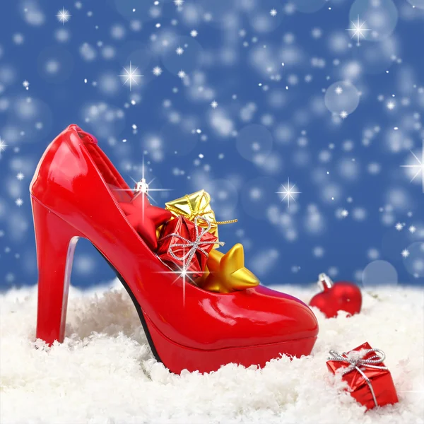 Chaussure à talons hauts avec ornements de Noël sur neige — Photo
