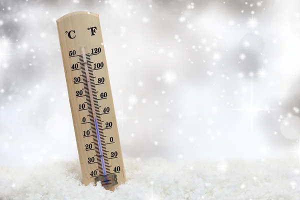 Thermometer op sneeuw geeft de lage temperaturen — Stockfoto