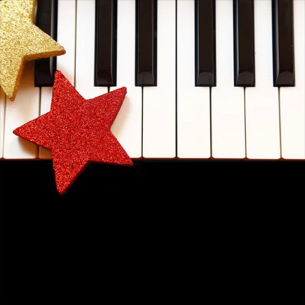 Enfeites de Natal em teclas de piano — Fotografia de Stock