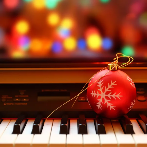 Weihnachtskugel auf Klaviertasten — Stockfoto