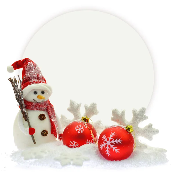 Снеговик и рождественские украшения перед бумажной открыткой — стоковое фото
