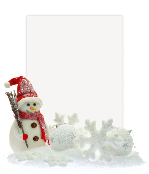 Χιονάνθρωπος και χριστουγεννιάτικα στολίδια μπροστά από μια χάρτινη κάρτα — Φωτογραφία Αρχείου