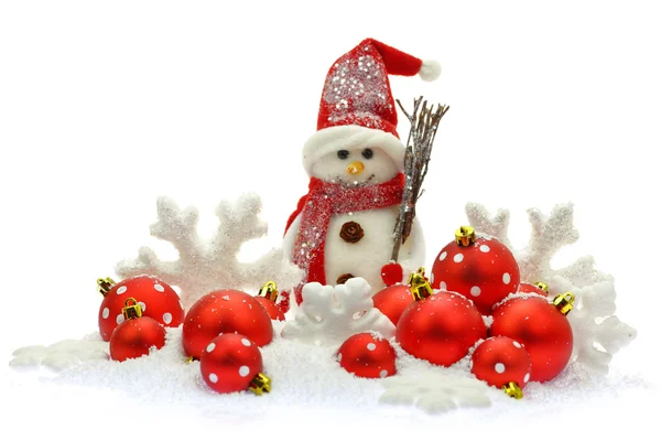 Muñeco de nieve y adornos de Navidad en la nieve — Foto de Stock