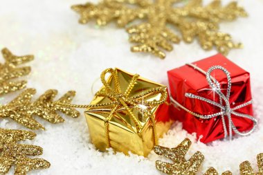 İki Noel hediye kutuları ile kar üzerinde altın kar tanesi