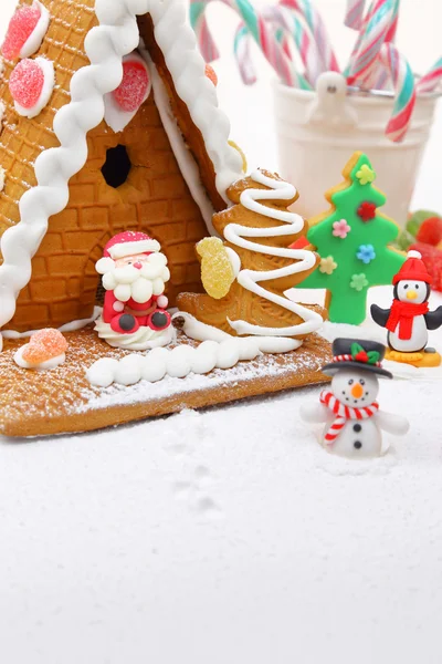 Casa de galletas de Navidad con decoración festiva —  Fotos de Stock