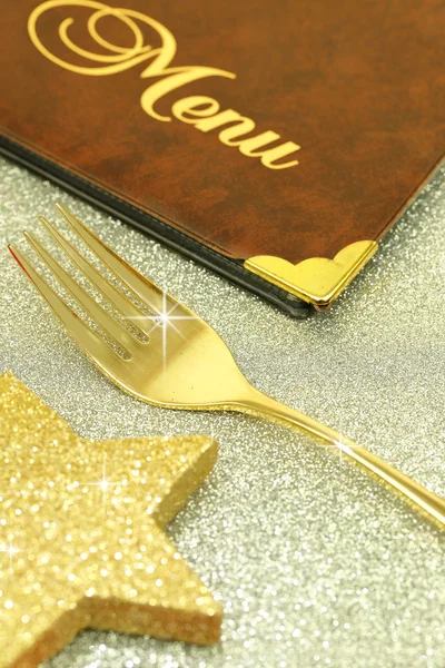 Goldene Gabel und Restaurantkarte vor festlichem Hintergrund — Stockfoto
