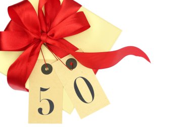 50 numaralı hediye kutusu ve beyaz şeritli.