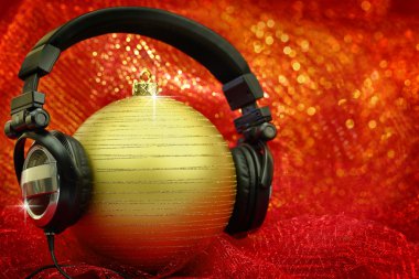 Noel top parlak arka planda kulaklıklarla