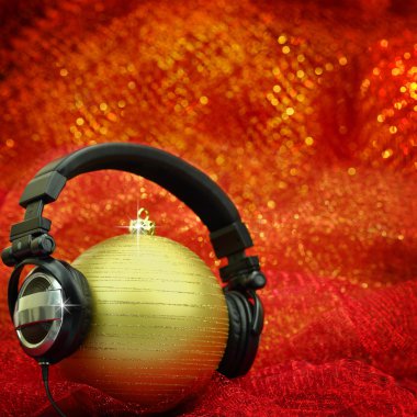 Noel top parlak arka planda kulaklıklarla