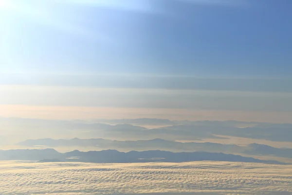 Cielo azul con nubes y montañas de fondo, fotografía aérea —  Fotos de Stock