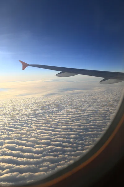 Vista del cielo di aeroplani nuvole finestra e ala, fotografia aerea — Foto Stock