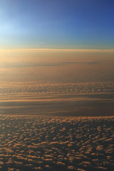 Cielo blu sopra la superficie delle nuvole arancioni, fotografia aerea — Foto Stock