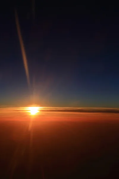 Blick auf den Himmel bei Sonnenuntergang aus dem Fenster, Luftaufnahmen. — Stockfoto