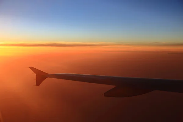 日落的天空和飞机的翅膀视野 — 图库照片