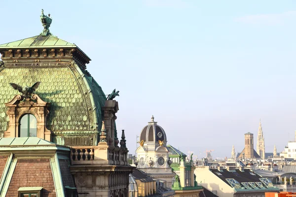 Telhados de Viena paisagem urbana com céu azul e espaço de cópia — Fotografia de Stock