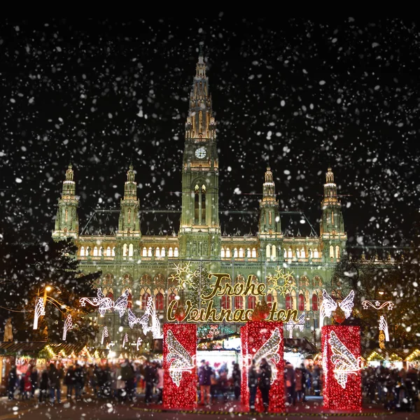 Traditionele kerstmarkt met sneeuw, Rathausplatz Rathaus stadhuis Wenen — Stockfoto
