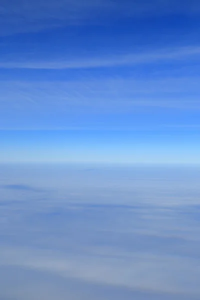 Blauer Himmel über der Oberfläche weißer Wolken, Luftaufnahmen — Stockfoto