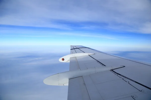 Blick auf Flugzeugflügel aus dem Fenster, Luftaufnahmen — Stockfoto