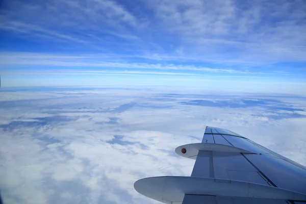 飞机机翼的看法从窗口, 航空摄影 — 图库照片