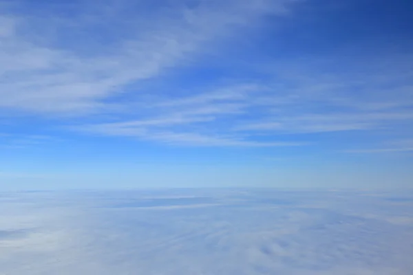 Cielo azul sobre la superficie de nubes blancas, fotografía aérea —  Fotos de Stock